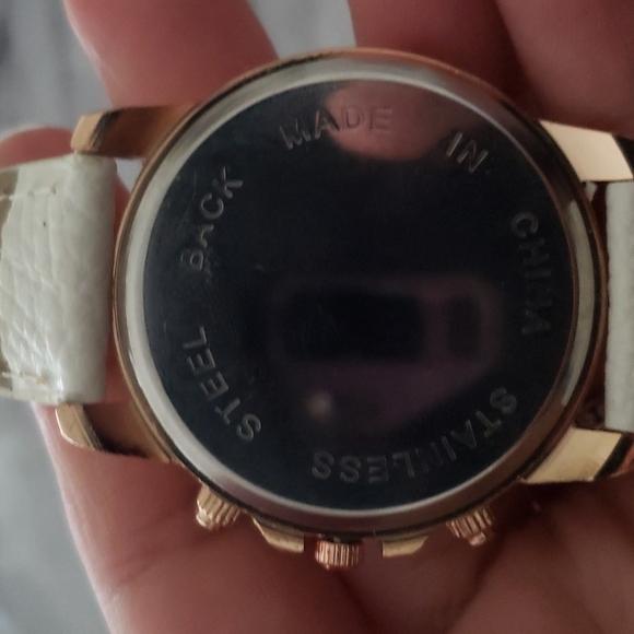 2 Geneva rose gold color watches - Picture 4 of 4